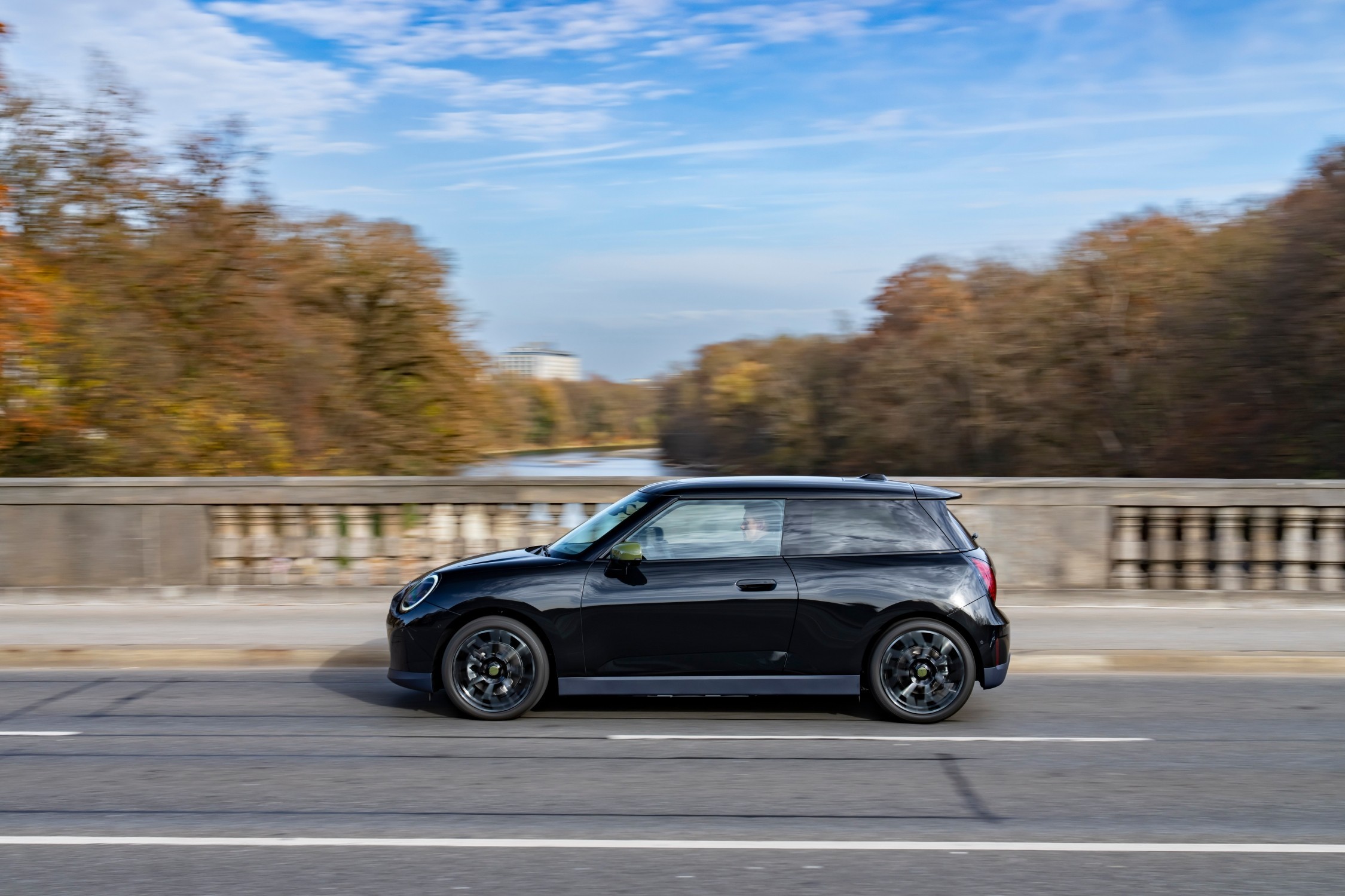 MINI Cooper SE Paul Smith Edition em Midnight Black Metallic.